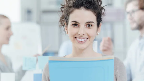 Sorridente mulher trabalhador do escritório posando — Fotografia de Stock