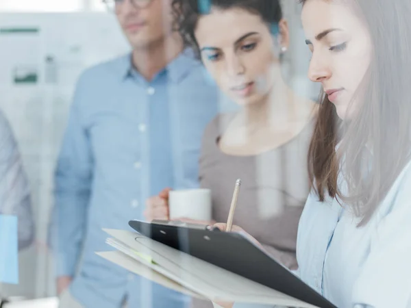 Jeune équipe d'affaires travaillant dans le bureau — Photo