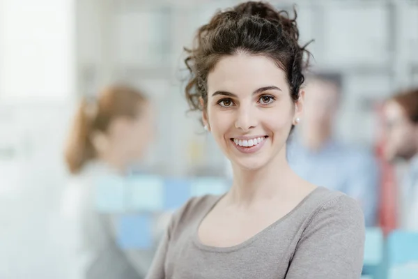 Sorridente mulher trabalhador do escritório posando — Fotografia de Stock