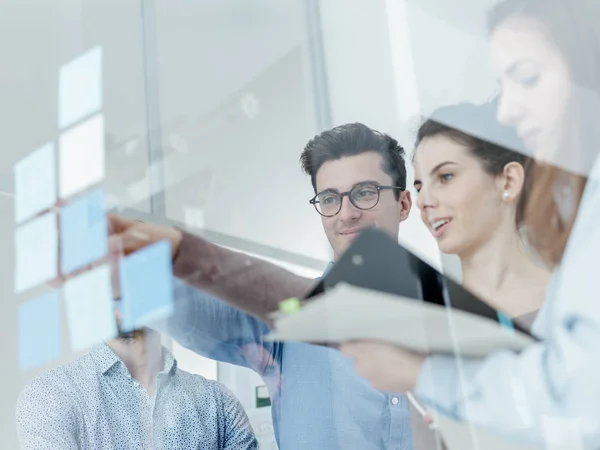 Teamtreffen der Geschäftsleute im Büro — Stockfoto