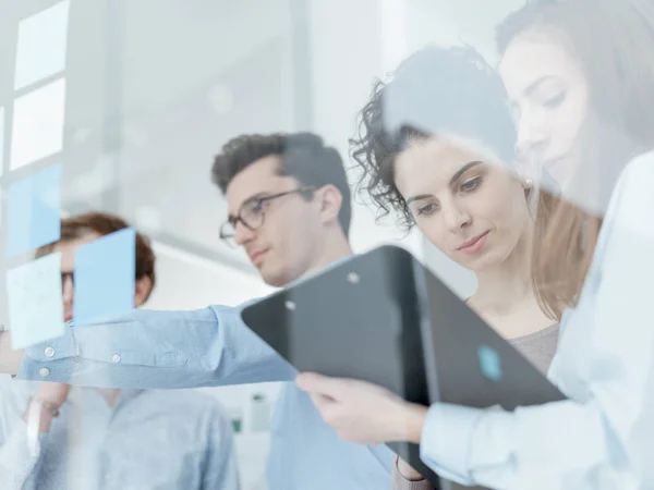 Jeunes gens d'affaires se réunissant au bureau — Photo