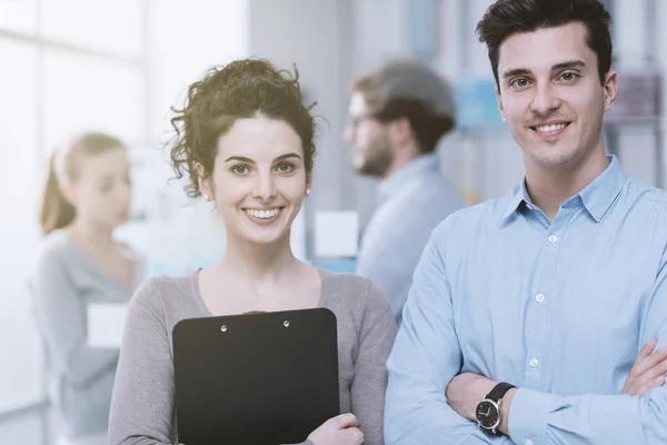 Unga företagare som poserar i office — Stockfoto