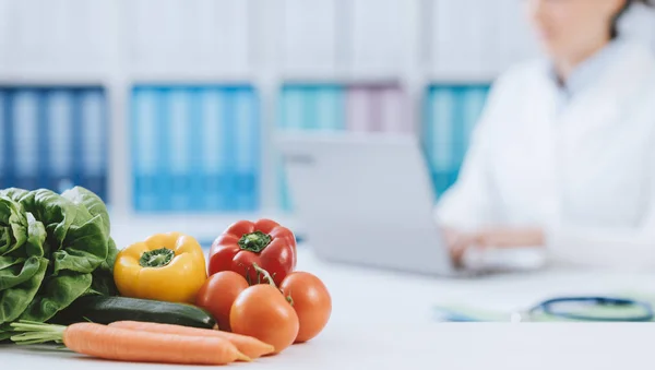 Nutricionista profissional que trabalha no escritório — Fotografia de Stock