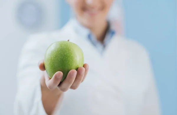 Nutricionista profissional segurando maçã — Fotografia de Stock