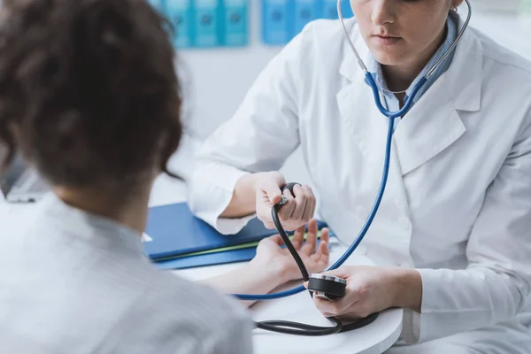 Médico revisando presión arterial —  Fotos de Stock