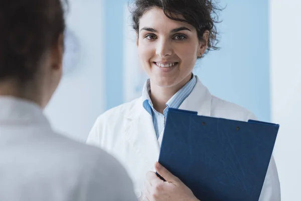 Médecins professionnels réunis au bureau — Photo