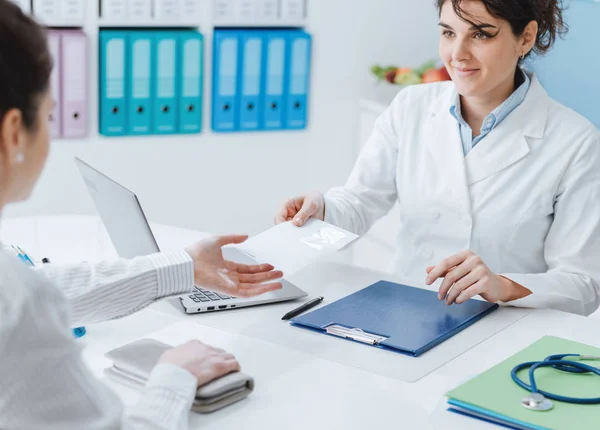 Arzt und Patient treffen sich im Büro — Stockfoto