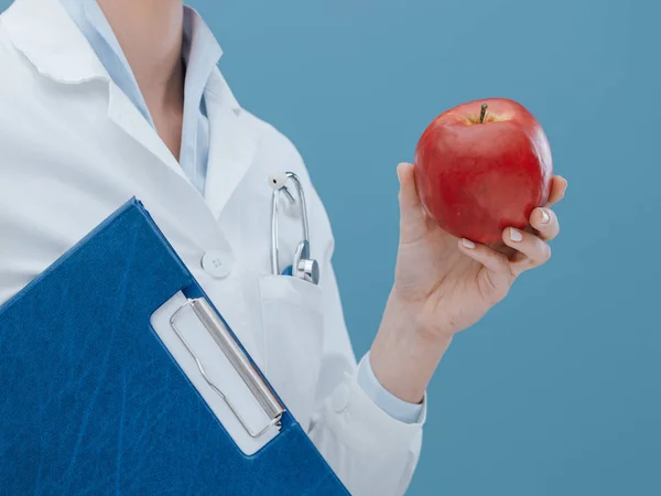 Nutricionista profissional segurando maçã — Fotografia de Stock