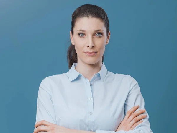 Schöne selbstbewusste Frau posiert — Stockfoto