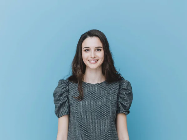 Sonriente hermosa mujer posando — Foto de Stock