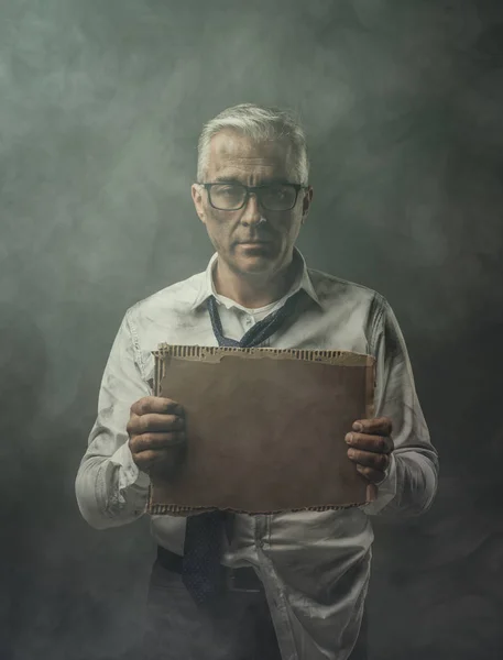 Arbeitsloser Geschäftsmann mit Pappschild — Stockfoto