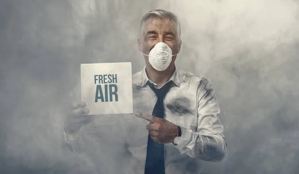 Αυτοπεποίθηση άνθρωπος φορώντας μια μάσκα της ρύπανσης — Φωτογραφία Αρχείου