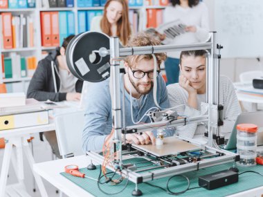 Laboratuvar, öğrenme ve teknoloji kavramı bir 3d printerlere harcama maddeler kullanarak Mühendisliği öğrencileri