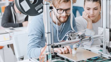 Laboratuvar, öğrenme ve teknoloji kavramı bir 3d printerlere harcama maddeler kullanarak Mühendisliği öğrencileri