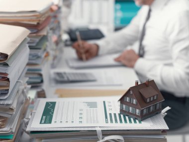 Emlakçı çalışan office ve evrak, ön plan ve ipotek kredi belgeleri şirketten modeli yığınları