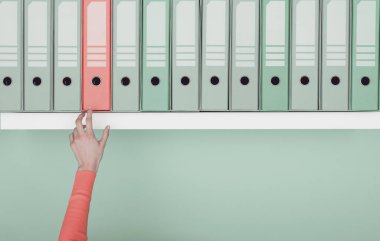 Bir klasör içinde belgili tanımlık arşiv bulma ofis çalışanı: veritabanı, yönetim ve dosya yönetimi kavramı