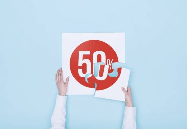 % 50 indirim simgesi, kapalı bir bulmaca Tamamlanıyor kadın eksik parça, alışveriş ve indirimler konsept koyuyor