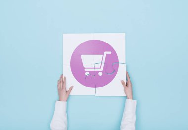 Simge bir alışveriş ile bir Yapboz Tamamlanıyor kadın arabası, o eksik parça, alışveriş ve perakende konsept koyuyor