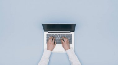 Çalışma ve bir dizüstü bilgisayar, üstten görünüm tipik kadın