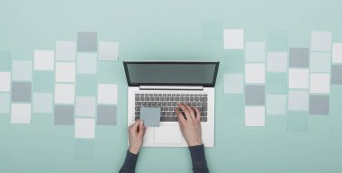 Onu laptop ve mozaik, yapışkan notlar ile çalışan kadın o yapışkan not tutan ve yazarak: yaratıcılık ve planlama
