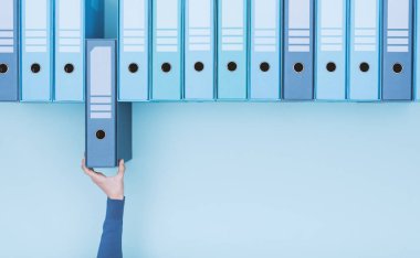 Ofis çalışanı bir klasör Arşiv taking: veritabanı, yönetim ve dosya yönetimi kavramı