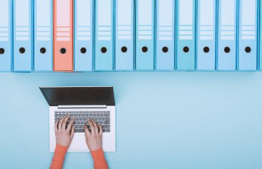 Yüzük bağlayıcı ve kadın kullanarak bir laptop, üstten görünüm veritabanı dosyalarında arama ile organize Arşiv