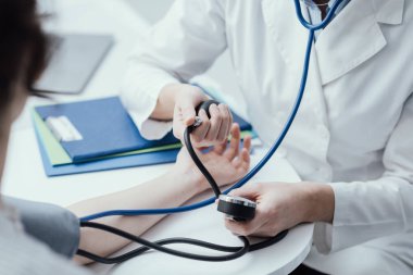 Bir hastayı ziyaret ve hastane, sağlık ve tıbbi muayene kavramı kan basıncı kontrol doktor