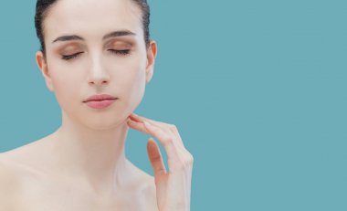 Taze temiz cildi çok dokunaklı ve gözleri ile rahatlatıcı genç güzel kadın kapalı, güzellik ve Cilt Bakımı kavramı