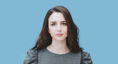 Kendine güvenen kız üzerinde açık mavi renkli, poz zarif bir elbise giyiyor