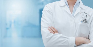 Silah ile profesyonel doktor çarpı işareti, sağlık çalışanları