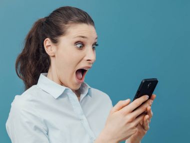 Onu smartphone ve sosyal ağ ile bağlanma sürpriz genç kadın onun smartphone üzerinde harika bir haber alıyor