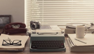 Yazar, gazeteci ve photoreporter vintage masaüstü daktilo, kamera ve pikap ile