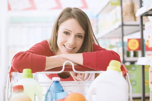 Gelukkige Vrouw Doen Kruidenier Winkelen Bij Supermarkt Leunend Een Volledige — Stockfoto