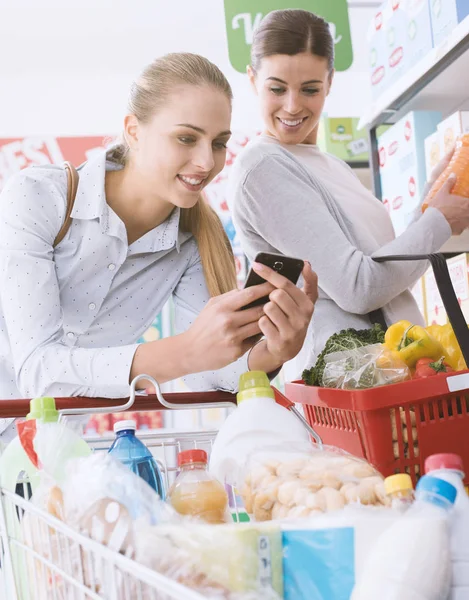 Gelukkig Vriendinnen Samen Winkelen Bij Supermarkt Zoekt Producten Aanbiedingen Met — Stockfoto