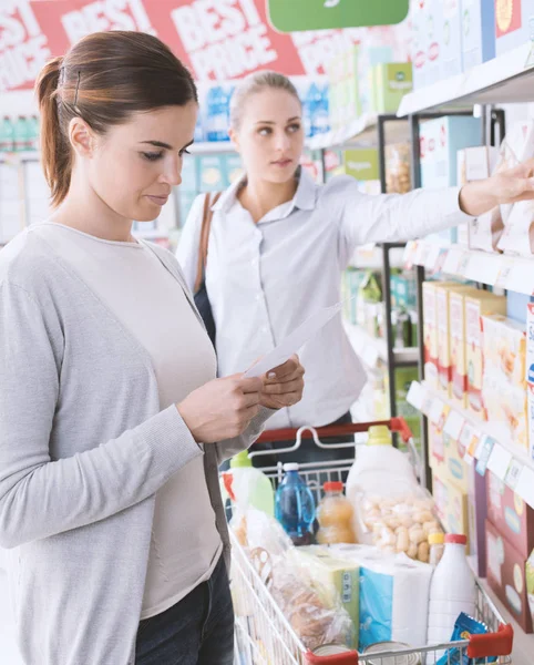 Frau Beim Einkaufen Supermarkt Sie Überprüft Eine Einkaufsliste Und Durchsucht — Stockfoto