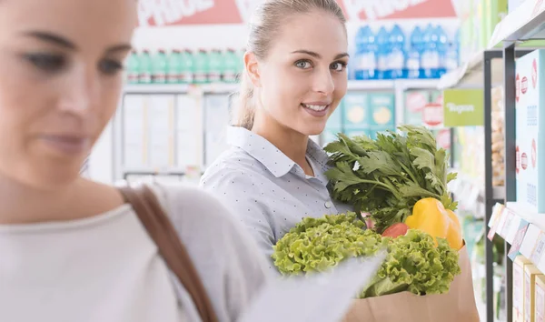 Znajomych Robi Zakupy Razem Supermarkecie Jedna Trzyma Worek Świeżych Warzyw — Zdjęcie stockowe