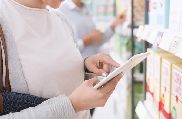 Mujer comprando y usando una tableta —  Fotos de Stock