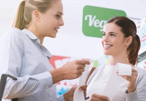 Mujeres Comprando Supermercado Comparando Sus Facturas Comestibles Presupuesto Concepto Estilo —  Fotos de Stock