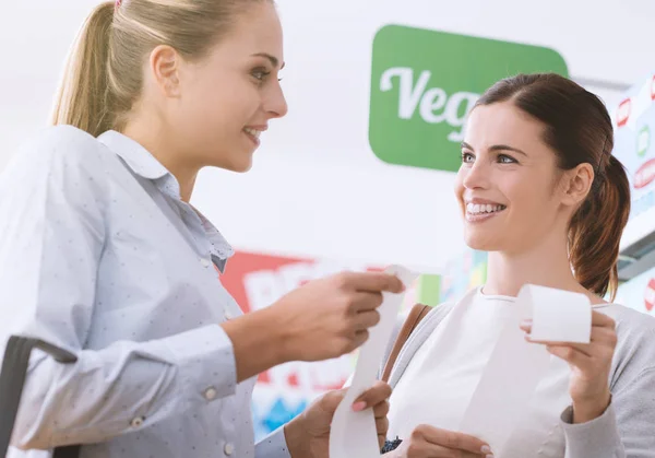 Mulheres Comprando Supermercado Comparando Suas Contas Supermercado Orçamento Conceito Estilo — Fotografia de Stock