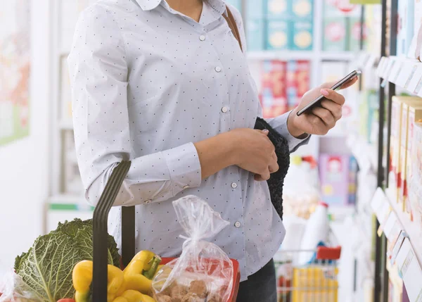 Junge Frau beim Einkaufen im Geschäft — Stockfoto