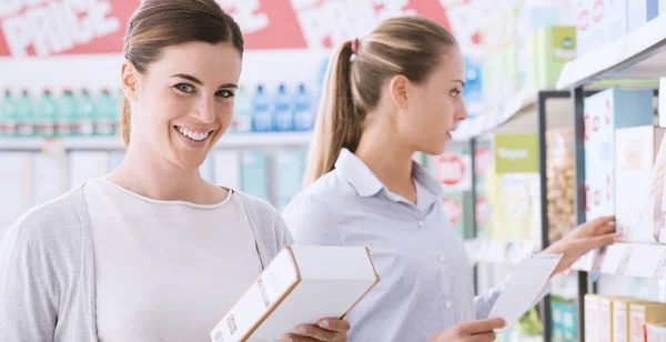 Mulheres Comprando Juntos Loja Eles Estão Escolhendo Produtos Prateleira — Fotografia de Stock