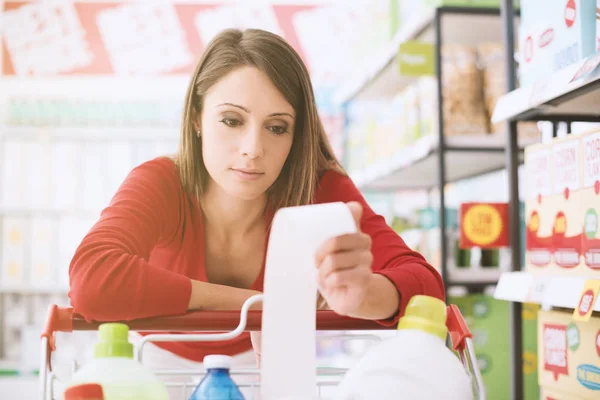 Donna Che Spesa Supermercato Controlla Una Lunga Ricevuta Preoccupata Bolletta — Foto Stock