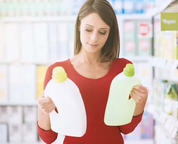 Frau Kauft Supermarkt Ein Und Vergleicht Waschmittelprodukte Sie Liest Etiketten — Stockfoto