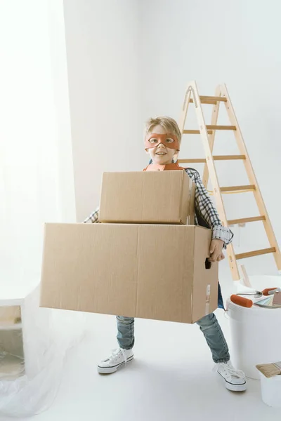 Niedlicher Superheldenjunge Mit Maske Und Umhang Der Dank Seiner Superkräfte — Stockfoto