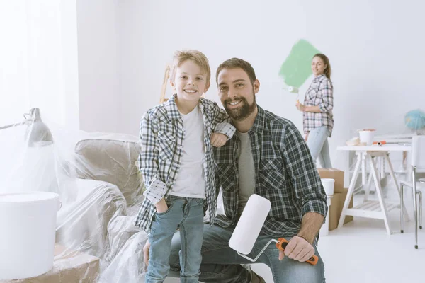 Home Makeover Decoratie Schilderen Een Vader Poseren Met Zijn Zoon — Stockfoto