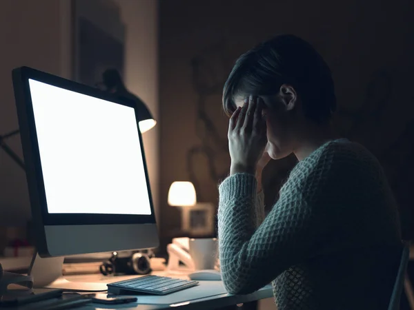 Молодая Женщина Работающая Допоздна Компьютером Испытывающая Сильную Головную Боль Массирует — стоковое фото