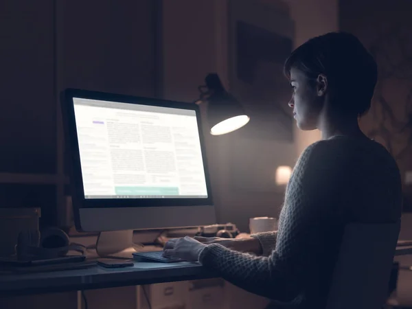 Kobieta Jej Komputera Połączenie Późno Nocy Puste Miejsce Ekranie Komputera — Zdjęcie stockowe