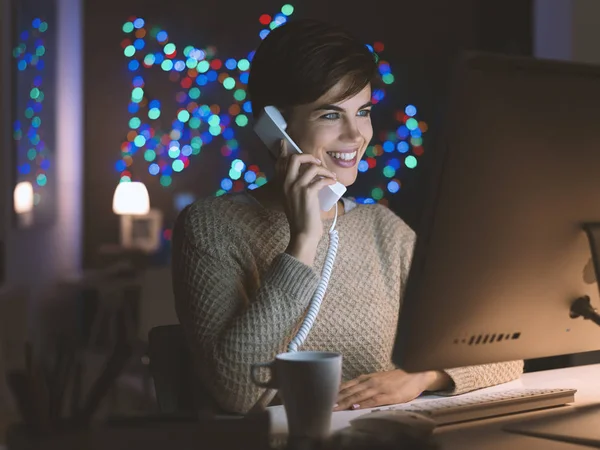 Jeune Femme Souriante Travaillant Avec Son Ordinateur Parlant Téléphone Tard — Photo