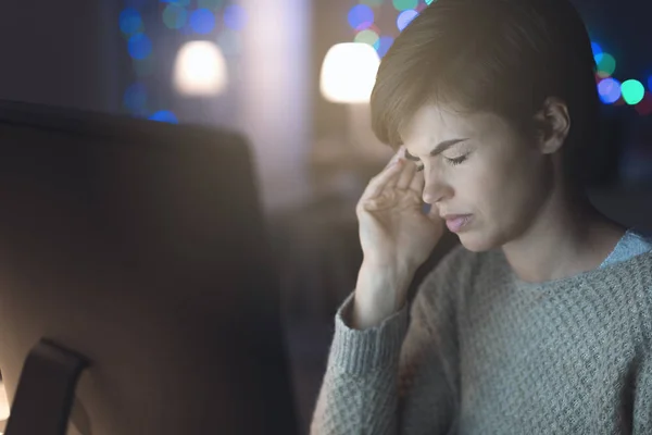 Jovem Mulher Estressada Trabalhando Até Tarde Noite Com Seu Computador — Fotografia de Stock