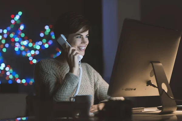 Jeune Femme Souriante Travaillant Avec Son Ordinateur Parlant Téléphone Tard — Photo